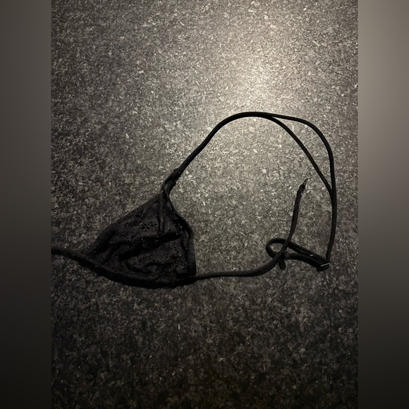 ULTRA FINE LACE MICRO
TRIANGLE BRALETTE | ONYX × 1
ONYX / S - Picture 8 of 9